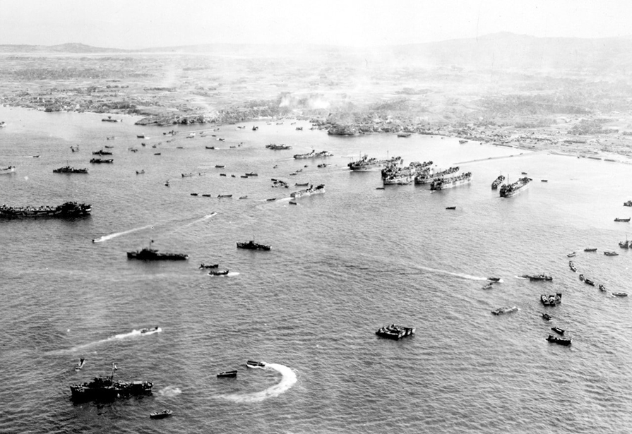 1945.4.1沖縄本島へ上陸する米軍　©那覇市歴史博物館