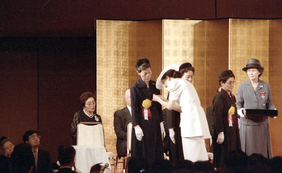 美智子妃殿下(当時）よりF・ナイチンゲール記章を受けるノブ　©日本赤十字社